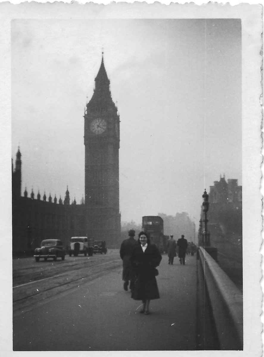 Brunilde a passeggio sul ponte di Westminster, inverno 1950.